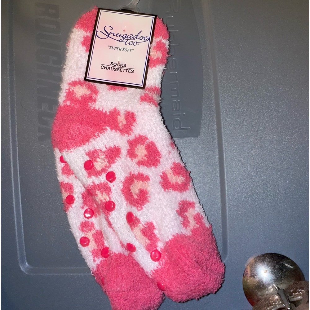 Snugadoo too fuzzy socks pink leopard/cheetah print